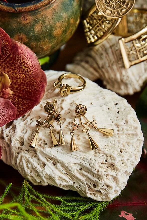 DRESS UP BOX CHARM BACKED STUDS