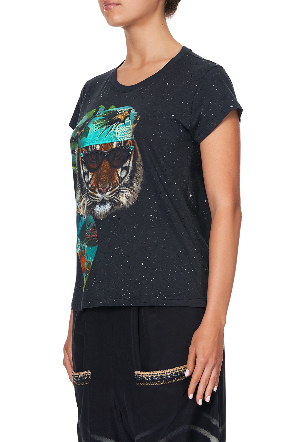 CURVED HEM FITTED TEE LOST PARADISE